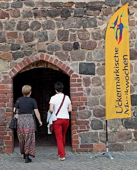 Eingang zur Franziskanerklosterkirche Angermünde, Feldsteingemäuer