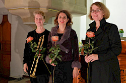 drei Musikerinnen mit Rosen in den Händen