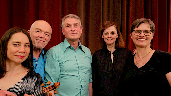 fünf Musiker stehen nebeneinander