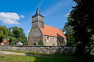 Eine Kirche mit rotem Dach