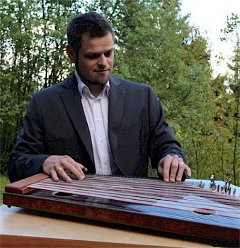 Thomas Baldauf spielt auf einer Zither